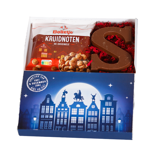 Sinterklaas met letter en zakje kruidnoot