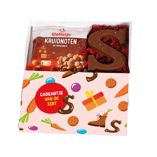 Cadeautje met letter en zakje kruidnoot